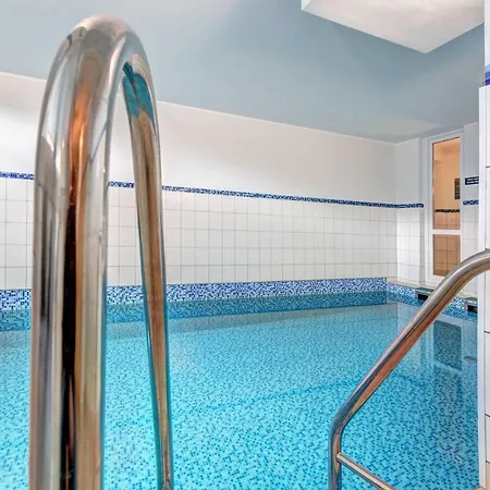 Gabriele Innenpool Und Sauna Цинновиц